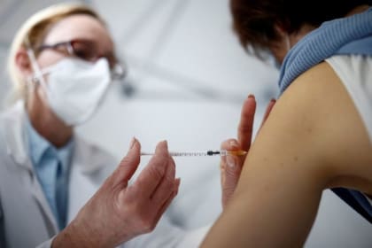 Las vacunas contra el coronavirus que se aplican en el país pueden provocar síntomas en las horas posteriores a la inyección