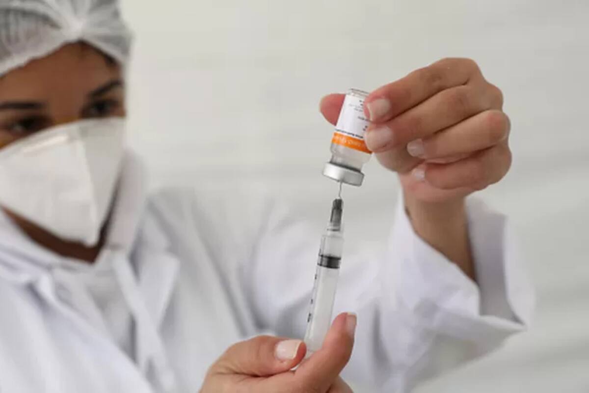 Las vacunas contra la covid-19 siguen sirviendo para lo que fueron diseñadas: la prevención de casos más graves de la enfermedad.