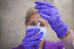 Las vacunas desarrolladas por Pfizer y BioNTech redujeron el riesgo de infección en un 80% dos semanas o más después de la primera dosis