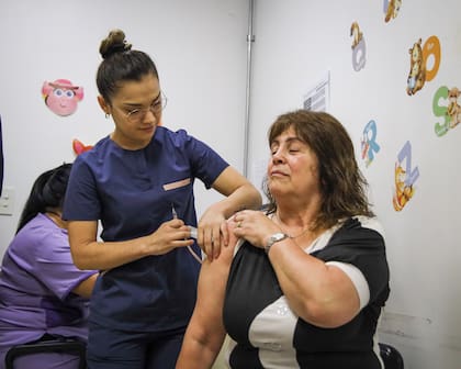Las vacunas están disponibles en todos los hospitales y Centros de Salud y Acción Comunitaria (CeSACs) y abarcan todas las etapas de la vida.