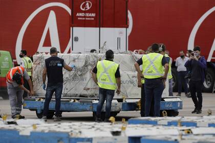 Las vacunas llegadas desde Moscú, en Ezeiza