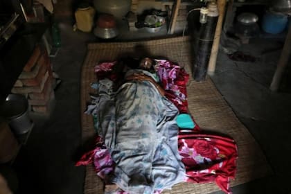 Las vacunas podrían llegar a países como India, donde las muertes de adultos siguen disparadas