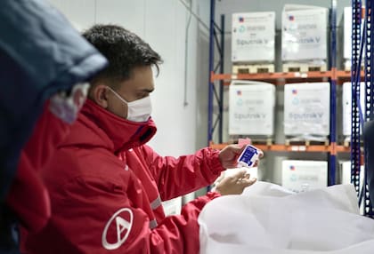Las vacunas son colocadas en conservadoras de última tecnología. Estas preservarán la temperatura necesaria con geles y hielo seco. Andreani coloca un termómetro "DataLogger" para controlar el ambiente del paquete todo el trayecto