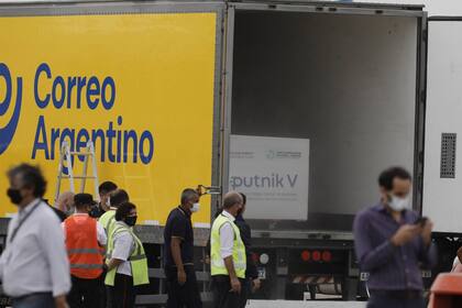 Las vacunas son transportadas en camiones refrigerados