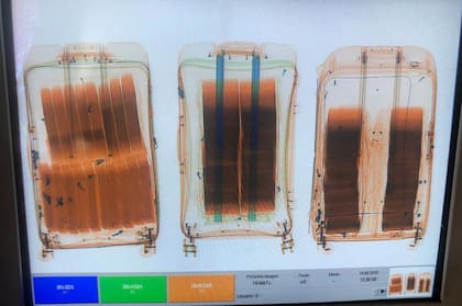 El scaner expuso los panes de cocaína dentro de las valijas despachadas en Ezeiza