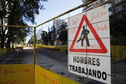 Las vallas amarillas retratan las protestas de aquellos vecinos que están en contra del parque lineal sobre la avenida