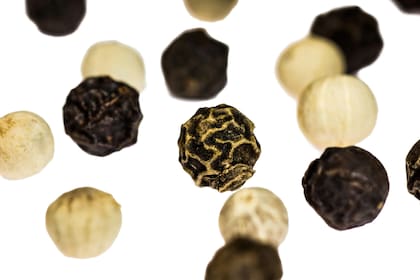 Las variedades más conocidas de pimienta —verde, negra y blanca— provienen de la misma planta