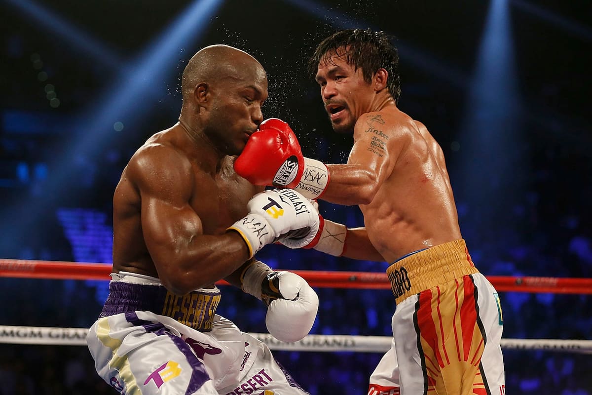 LAS VEGAS, NEVADA - ABRIL 09: Manny Pacquiao (R) golpea de izquierda a la barbilla de Timothy Bradley Jr.durante su pelea por el campeonato de peso welter el 9 de abril de 2016 en el MGM Grand Garden Arena en Las Vegas, Nevada. Pacquiao ganó por decisión unanime.