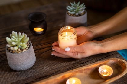 Las velas aromáticas decoran y crean un ambiente acogedor en cualquier espacio