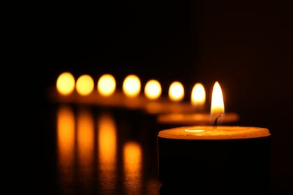Las velas empleadas en el ritual de los 21 deseos representan paz, amor y alegría (Pexels/Hakan Erenler)