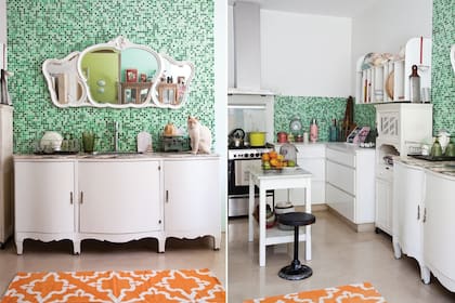 Las venecitas verdes cortan el blanco de los muebles de la cocina