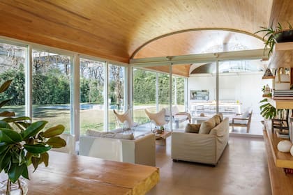Las ventanas con DVH conservan el calor en invierno. La vista desde la mesada de la cocina muestra una sucesión de espacios agradables, con funciones distintas y una misma relación con el exterior.