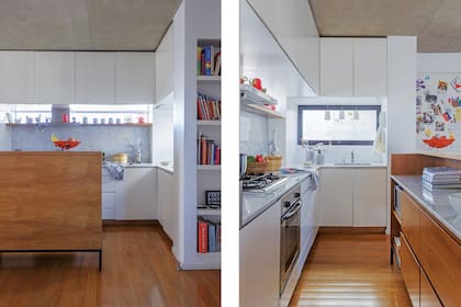 Las ventanas de la cocina sirven como apoyo a objetos de colección, recuerdos de viajes y piezas de vajilla heredadas que Florencia atesora.