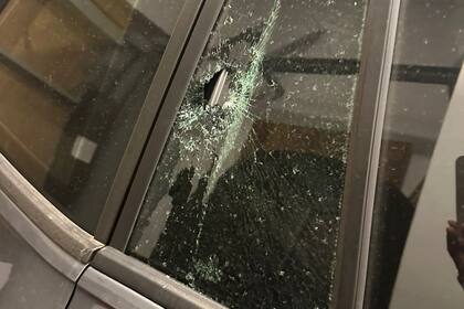 Las ventanillas destruidas tras el ataque que se viralizaron el fin de semana