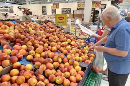 Las ventas de alimentos en comercios minoristas bajaron 37,1% interanual en enero