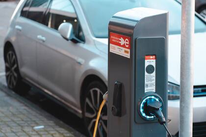 Las ventas de autos eléctricos se desaceleran en Europa y Estados Unidos, afectadas por varios factores
