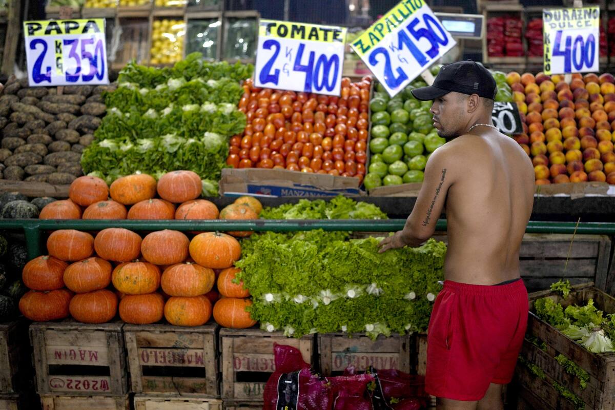 Las ventas de bienes básicos vienen cayendo: 1,6% en el último trimestre de 2022 y 1,6% en enero. En los autoservicios de barrio, la caída fue mucho más abrupta: -9%.