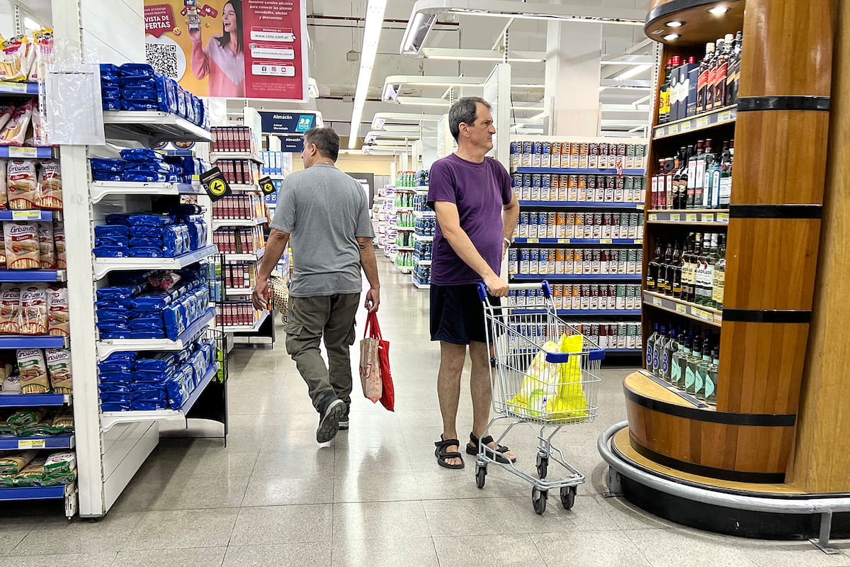 Las ventas de productos de consumo masivo en los supermercados cayeron en enero 8,5% interanual, pero la baja fue mucho más fuerte en bebidas alcohólicas: -17%, según Scentia