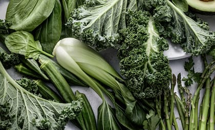 Las verduras de hoja verde oscuro, son una de las mejores fuentes naturales de magnesio