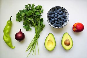 Las verduras de hojas verdes, la palta, y varios otros alimentos contienen magnesio