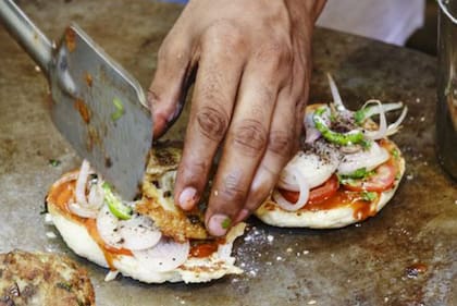 Las verduras para la chokha que sirve de acompañamiento, elaboradas con berenjena, papas y tomates, también se hornean sobre las mismas tortas de estiércol, antes de ser cocinadas en una mezcla de especias en ollas de barro.