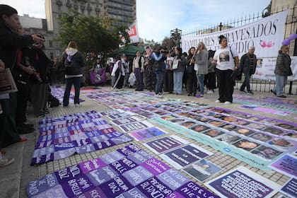 Las veredas intervenidas con los rostros de las víctimas