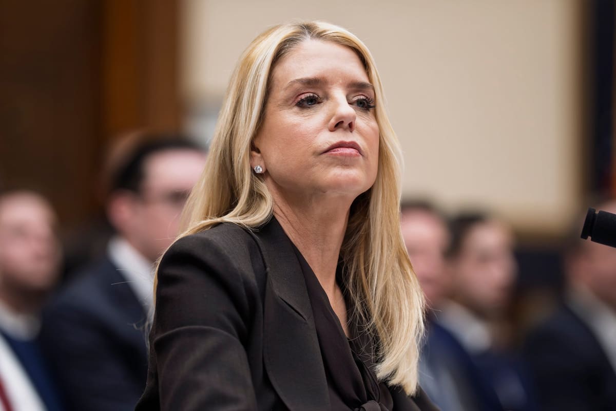 Las versiones apuntan a que Pam Bondi se trasladó a la residencia militar tras recibir amenazas por sus investigaciones en el caso Epstein y en el arresto de Maduro