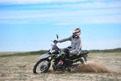 Las versiones de 200 y 250 cc suman doble freno a disco frente a generaciones anteriores