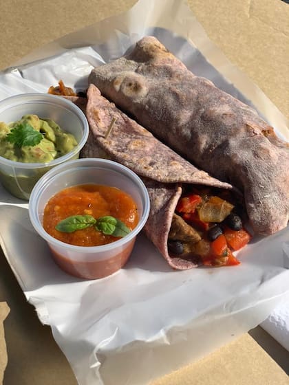 Las viandas de burritos mixtos, con masa de harina de maíz morado para la semana mexicana