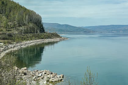 Las vías bordean el lago Baikal, en Siberia
