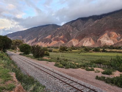 Las vías del tren de la quebrada dividen al pueblo por la mitad