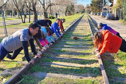 Las vías del viejo ferrocarril Urquiza sirven para elongar