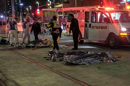 Las víctimas de un ataque con disparos están cubiertas cerca de una sinagoga en Jerusalén