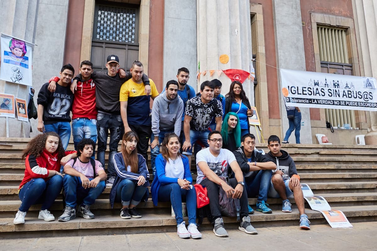 Las víctimas, por primera vez juntas, en las escalinatas del Poder Judicial, expectantes por la sentencia.