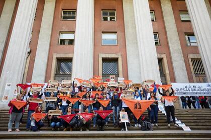 Las víctimas y sus familiares en las escalinatas del Poder Judicial, expectantes por la sentencia, en un fuerte reclamo de Justicia.