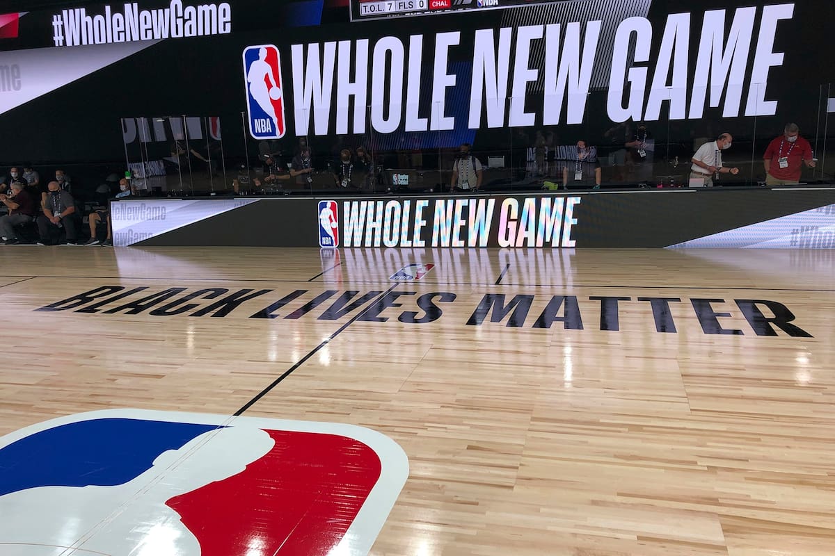 "Las vidas negras importan", el lema de la campaña antirracista mundial nacida en Estados Unidos, se destaca en el parque de las canchas del complejo de ESPN y Disney donde la NBA reanuda su actividad.