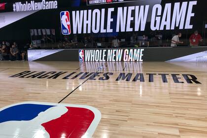 "Las vidas negras importan", el lema de la campaña antirracista mundial nacida en Estados Unidos, se destaca en el parque de las canchas del complejo de ESPN y Disney donde la NBA reanuda su actividad.