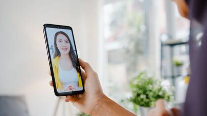 Las videollamadas lo ayudan a mantenerse en contacto con su familia, pero igual dice que se siente solo y "vacío"