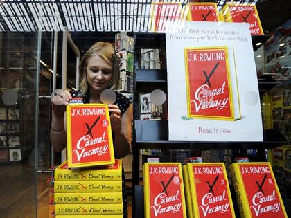 Las vidrieras de las librerías londinenses, en septiembre, exhiben los flamantes ejemplares de Una vacante imprevista