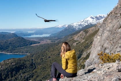 Las vistas únicas que ofrecen las montañas hacia el Nahuel Huapi.