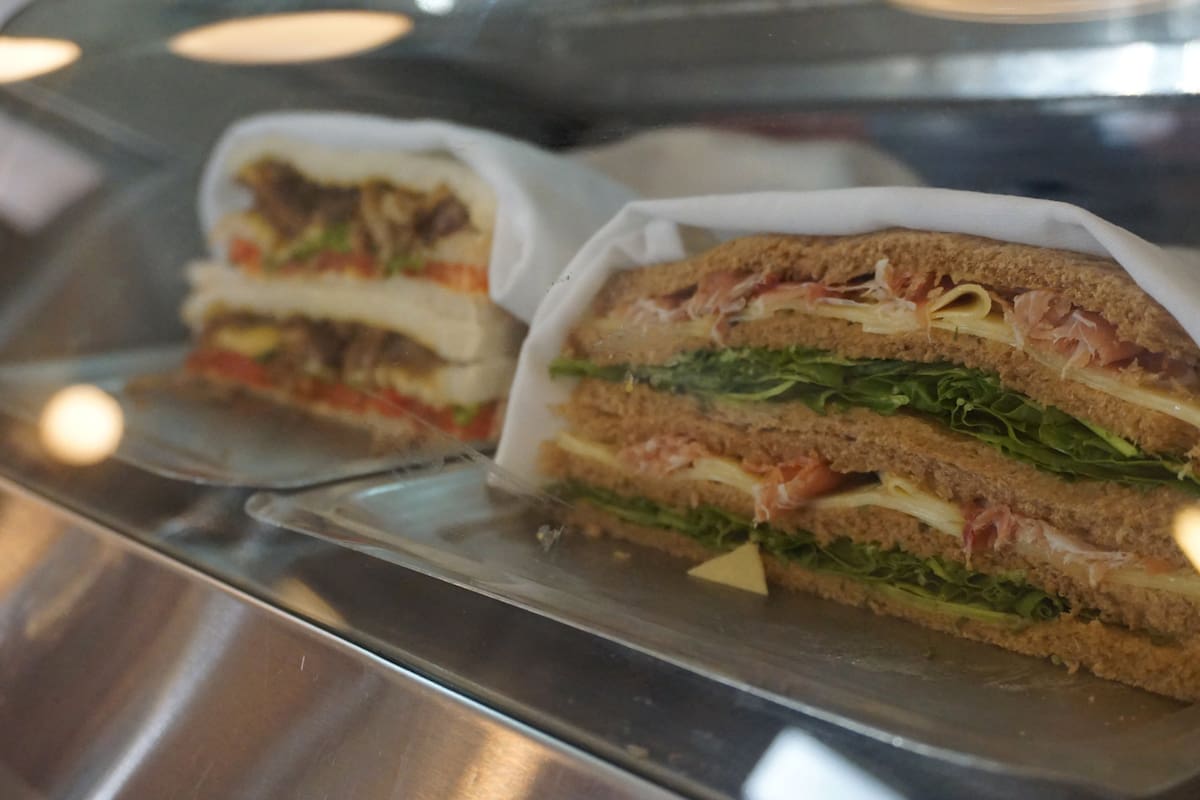 Las vitrinas de los bares porteños y panaderías son la perdición para muchos; la de Los Galgos no es excepción