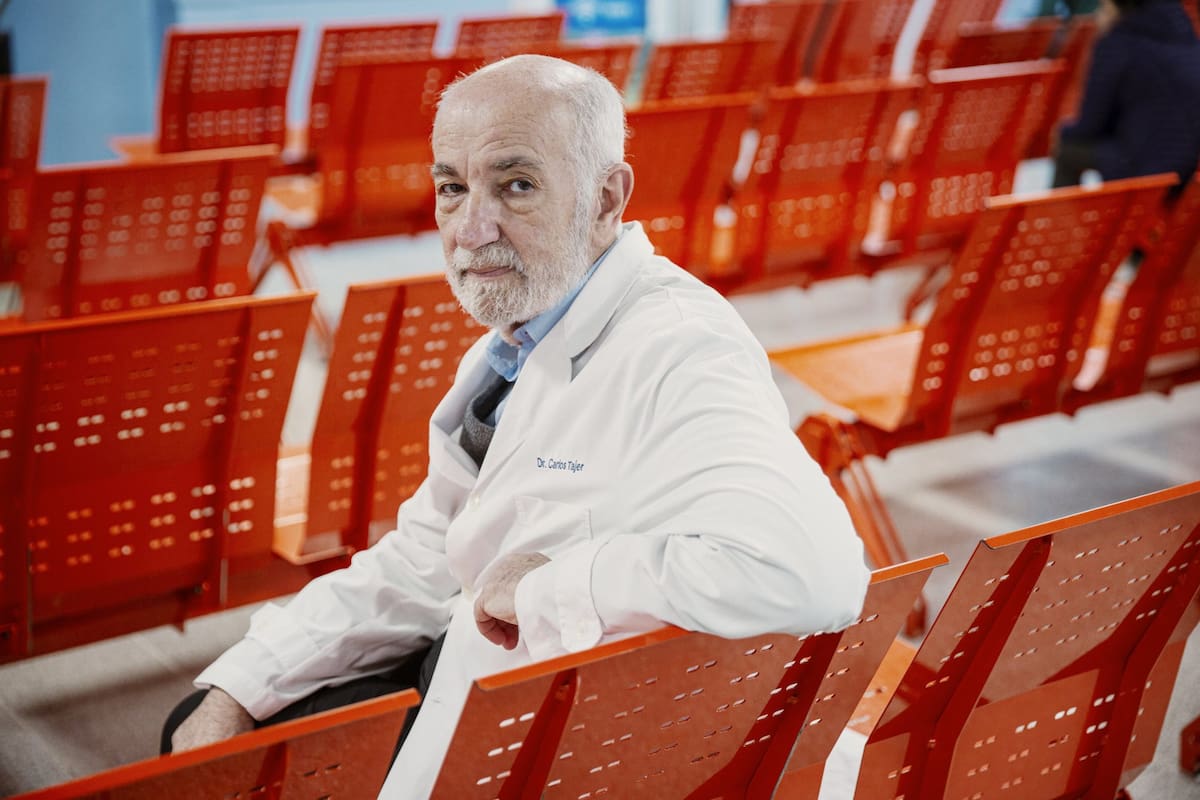 "Las vivencias emocionales para el organismo son vivencias corporales. Si yo me enojo, me sube la presión, cuando voy a dar un examen y tengo miedo me duele la panza, se me ponen las manos frías. Eso es un mecanismo de reacción emocional que se llamaría código del miedo", explica Carlos Tajer