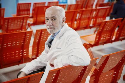 "Las vivencias emocionales para el organismo son vivencias corporales. Si yo me enojo, me sube la presión, cuando voy a dar un examen y tengo miedo me duele la panza, se me ponen las manos frías. Eso es un mecanismo de reacción emocional que se llamaría código del miedo", explica Carlos Tajer