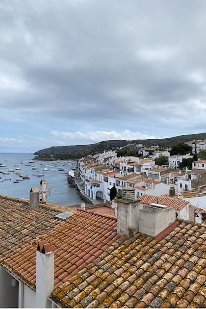 Las viviendas blancas con vista al mar reflejan el estilo mediterráneo característico de la localidad