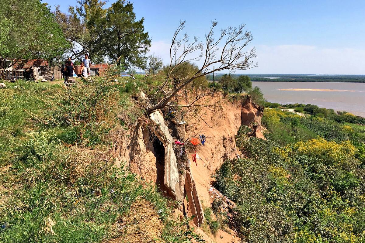 Las viviendas cercanas a la costa corren peligro de derrumbe