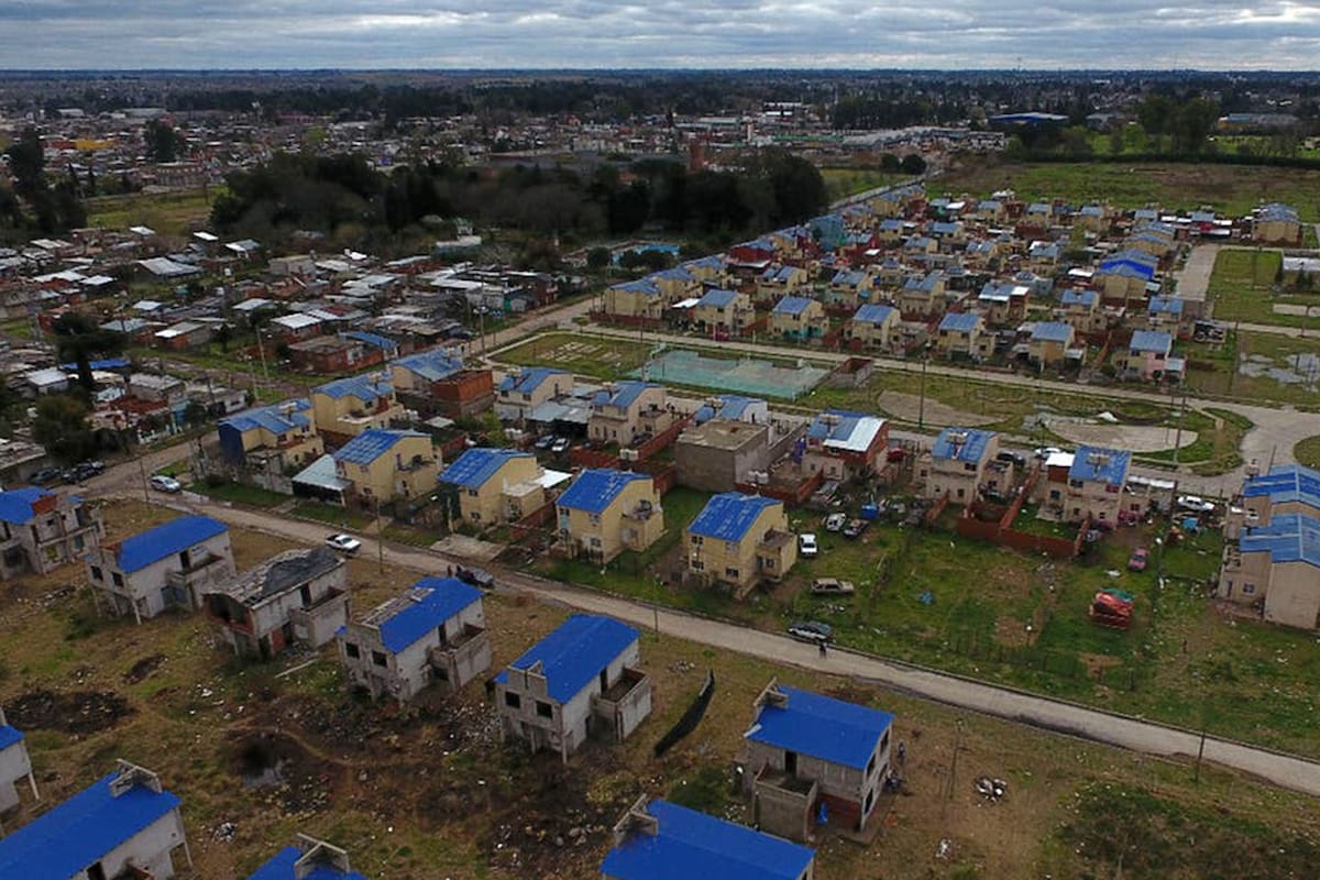 Las viviendas del barrio Los Ceibos están abandonadas hace más de diez años y, desde entonces existieron varios intentos de toma que no prosperaron, excepto por el último, que se sostiene desde hace 15 días