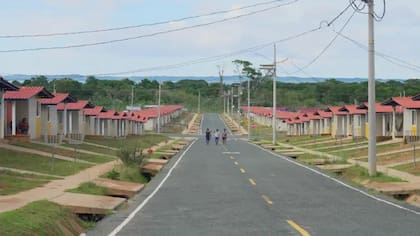 Las viviendas en Isberyala son todas prefabricadas en tonos amarillo y blanco.