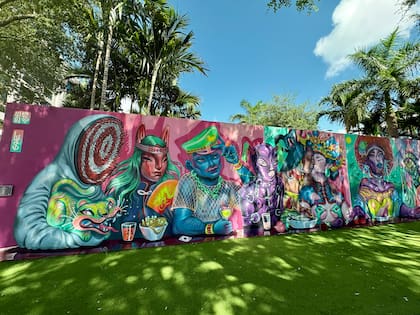 Las Wynwood Walls surgieron por iniciativa de Tony Goldman, quien convocó a los mejores muralistas para intervenir las paredes de esta zona