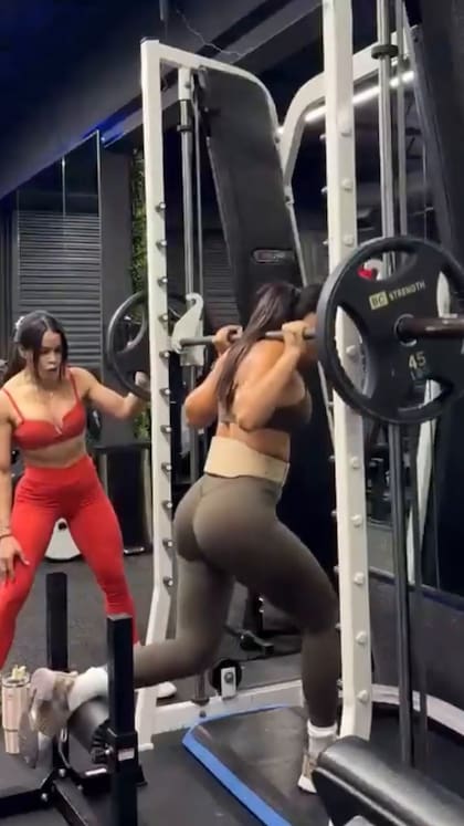 Las zancadas en máquina Smith permiten fortalecer los glúteos y los cuádriceps