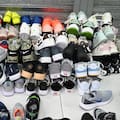 Secuestran 2700 pares de zapatillas de contrabando en una galería comercial de Retiro